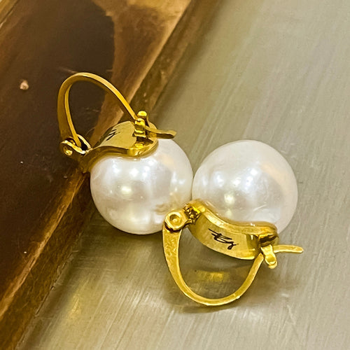 BG Signature Pearl Earrings (White)