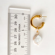 Load image into Gallery viewer, Coin Pearl Huggie Earrings