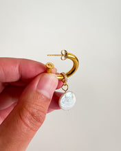 Load image into Gallery viewer, Coin Pearl Huggie Earrings